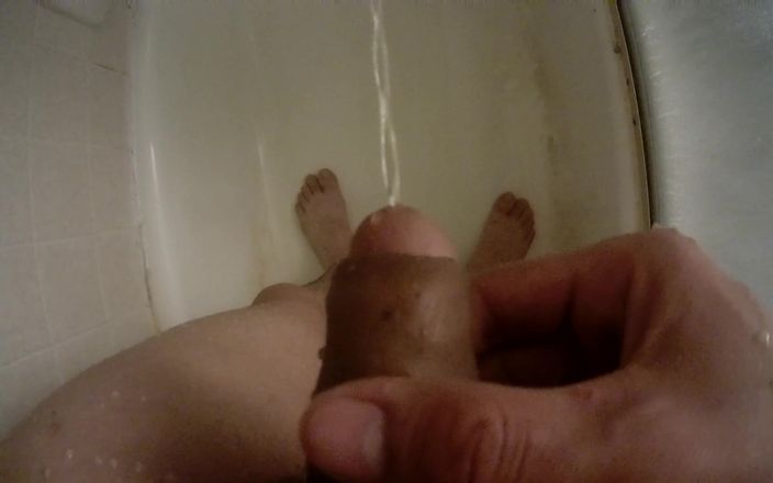Z twink: Náctiletý chlapec močí nesestříhaný penis