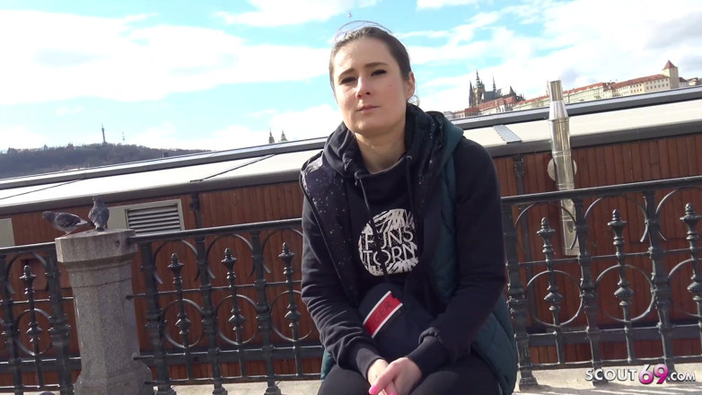 German Scout: Niemiecka skaut - urocza nastolatka Lara Fox rozmawia z pierwszym castingiem
