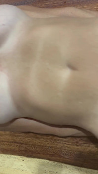 她喜欢看你射精，然后舔你的鸡巴和手指
