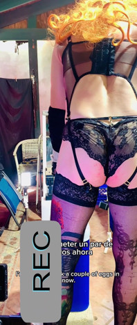 Waria seksi dengan celana dalam hitam lagi asik seks anal pakai dildo ukuran raksasa