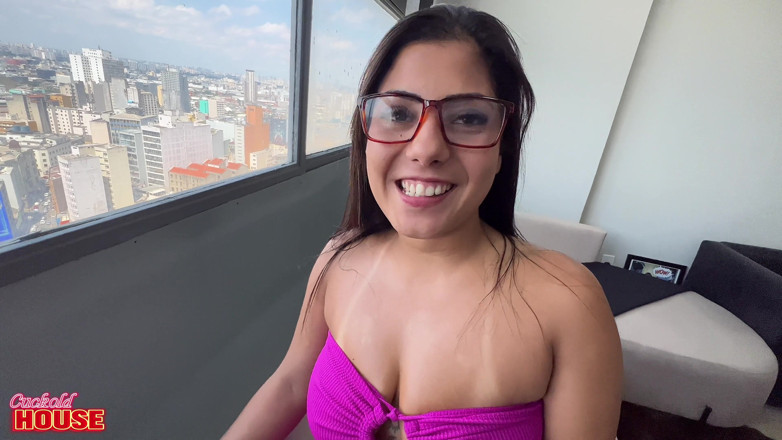 CuckoldHouse: 这个的女孩想要和两个男人做爱。她得到了一个巨大的黑色鸡巴作为奖金
