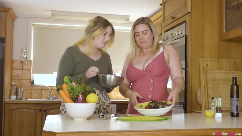 Girls Out West: 巨乳ブロンドBBWボンバデラックス&amp;毛深いひよこケイティファック各その他とニンジン