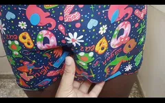 उसने एक दोस्त के विशाल मोटे काले लंड को छुआ और वह ऊपर उठा ।