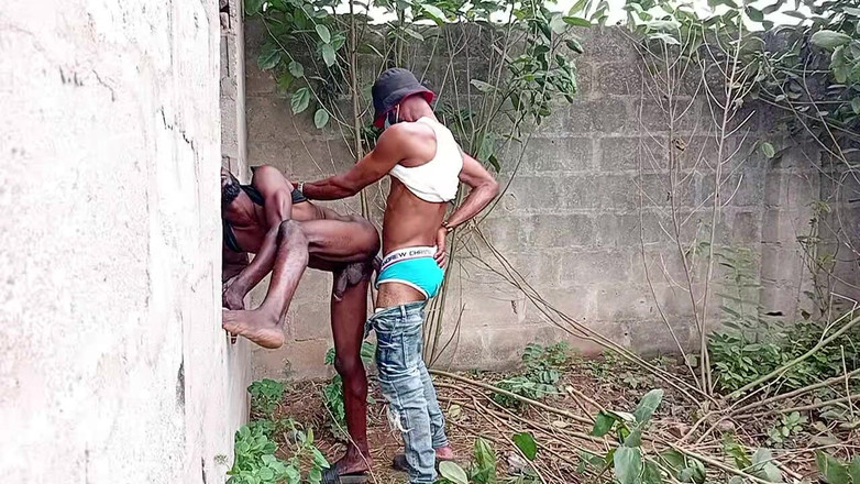 Sexylary: Kouření s mým keňským přítelem v křoví