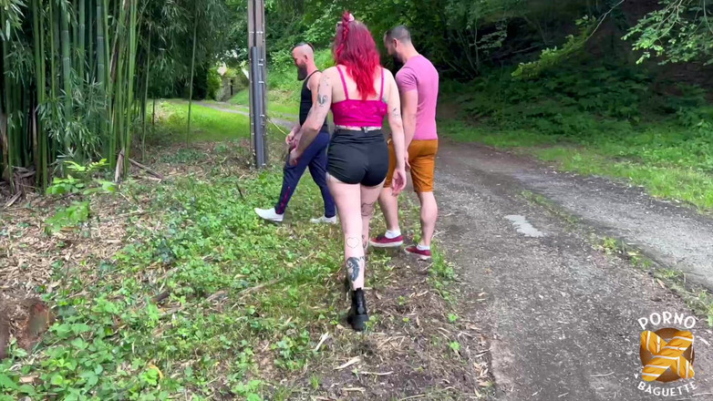 Porno Baguette: Güzel kızıl saçlı Trixy ateşli üçlü sekste sikiliyor