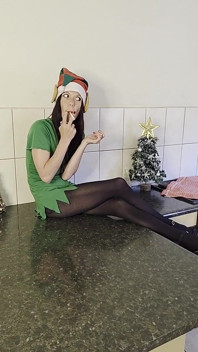Hubená dívka kouří předvádí své hubené tělo