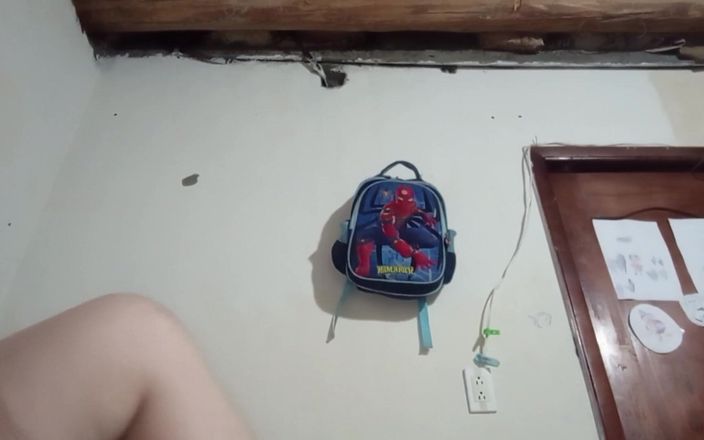 Perlasofia: Une femme sexy se masturbe en exhibant ses couilles