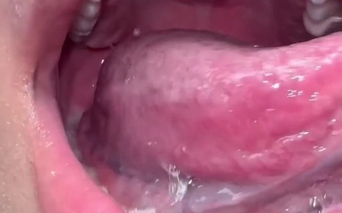 theunholychi: 뒷좌석에서 빨아주는 단정치 못한 딜도