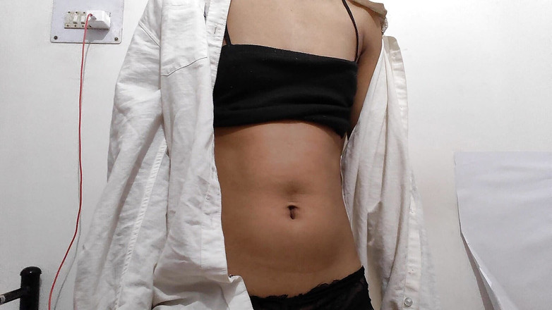 desigirl93: Indická kráska ukazuje své nahé tělo vedle přísné rodinné funkce