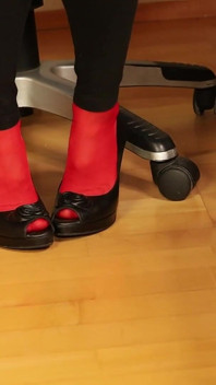 Peeptoe honění v červených punčochách a černých legínách