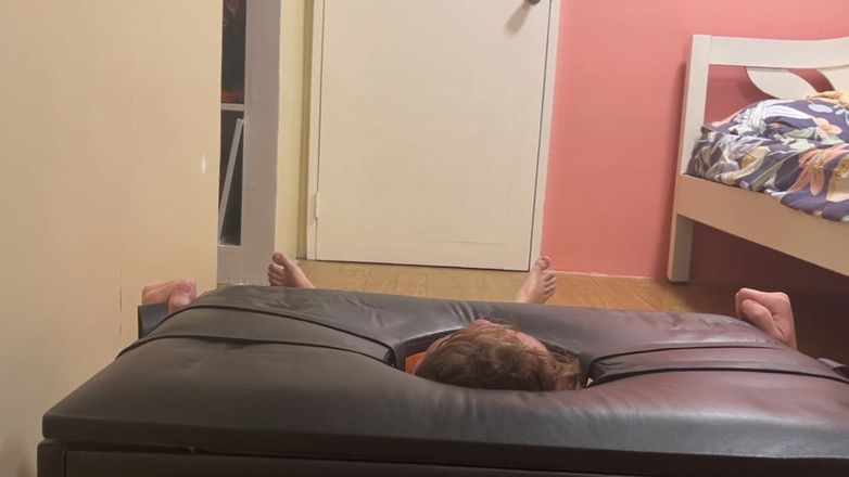 Mean Asian Wife: 在提供阴户和屁股的盒子里无休止地骑脸