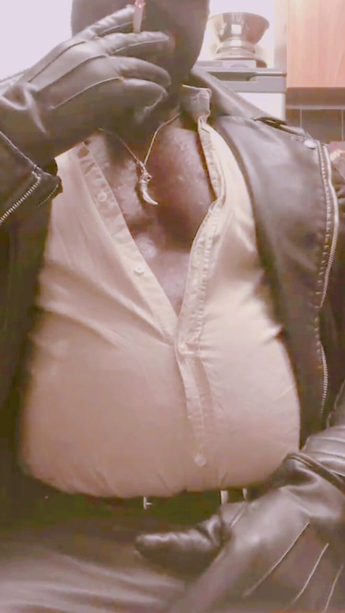 Black smoking muscle stepdad: Bertentangan dengan puting kulit bertentangan dengan perut bloated merokok