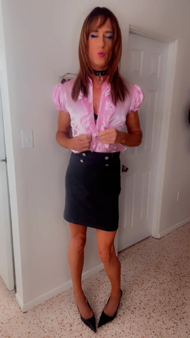 TVI Studios Val Parker: Crossdresser panas berbogel dan memancut mani menunjukkan kakinya yang terdedah