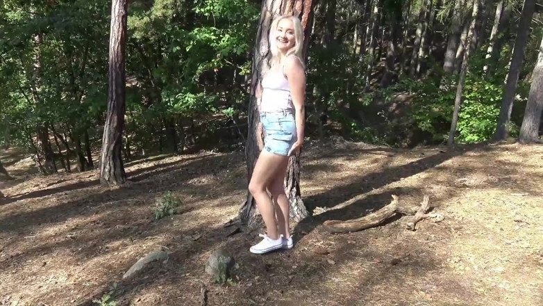 My Porn Babes: Hej jag är Lana, den nya tjejen! Det här är min första...