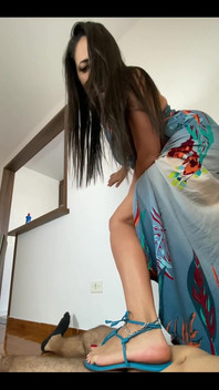 Rozdrcení ptáka 7 - bohyně Kiffa v sexy modrých sandálech 7