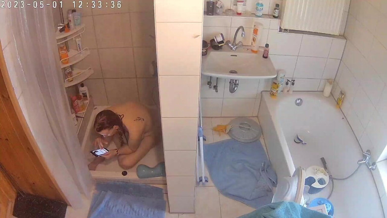 KittieNoOne: Prinsă din nou masturbându-se la duș