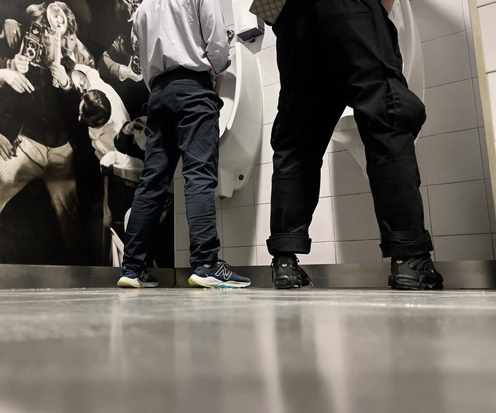 AmateurBoysPissing: Seharian di Toilet Umum Pusat Perbelanjaan