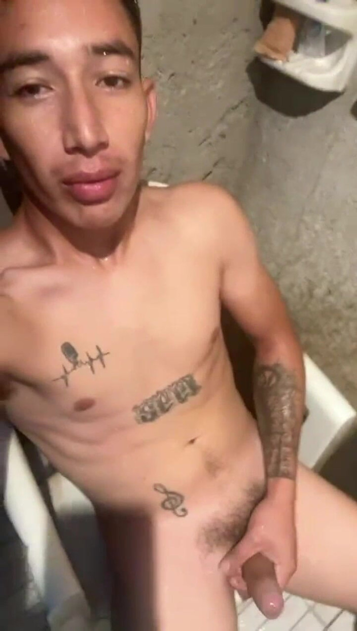 Tetto Michel: Min grannes raka son visar mig allt för pengar