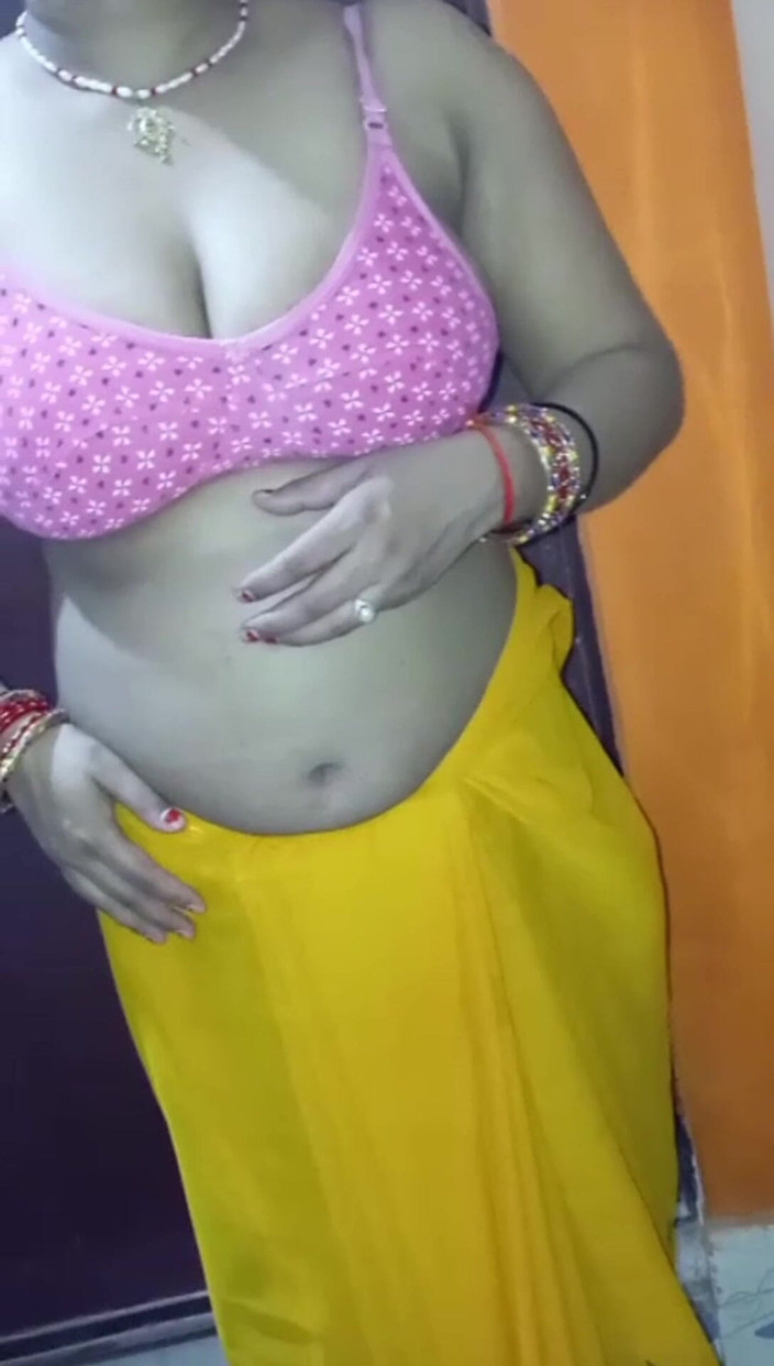 Manjushukla: Menina muito gostosa mostrando sua buceta fofa