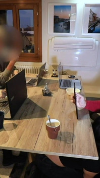 Extrême! Une bite sexy se fait éjaculer sous la table