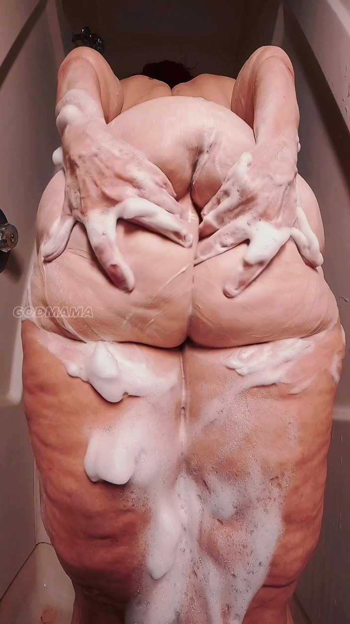GODMAMA: Seksi iri güzel kadın duş alıyor ve sallıyor