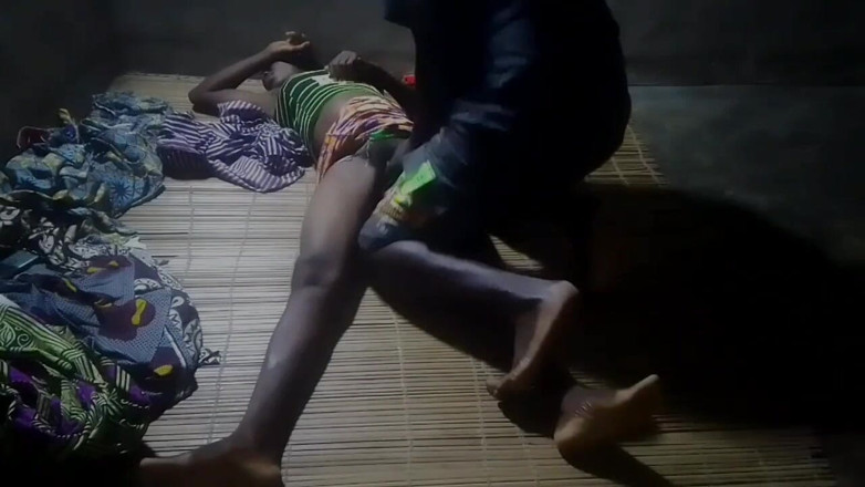 Sex tatie dessi: La ragazza offre sesso al suo padrone di casa per...