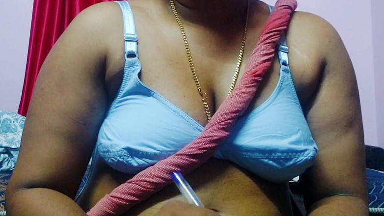 Desi Mohini: Prsatá Desi Bhabhi Mohini si užila se svým nevlastním synem