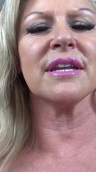 Auntjudys - Alyssa, ta belle-tante mature à forte poitrine vous fait une branlette (POV)