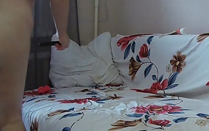 Zona901: Přítelkyně tráví čas masturbací její chlupaté kundičky s hračkami