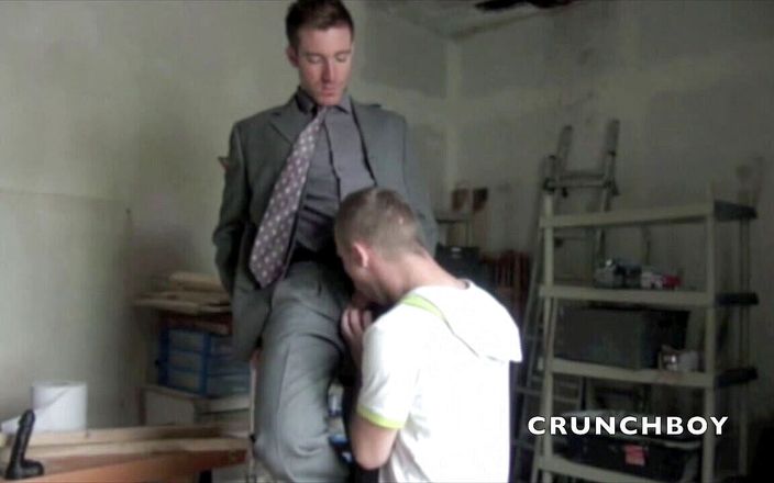 Crunch Boy: セクシーなブロンドのイケメンは、sextoyを販売していたスーツでコマーシャルを犯した