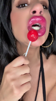 Brunette Grosse Bouche Suce