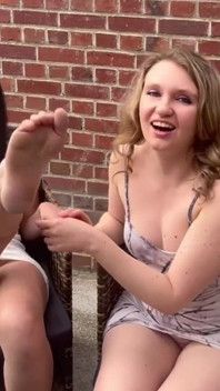 Franse Pegging - Twee Dominatrixen, Hun Voeten... En Jij, Vernederd