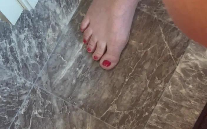 Bonewizzard69: Mature Wife with Beautiful Ass and Feet
