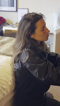 Lety Howl dağdaki bir oteldeki kayak dolabında aldığı İngiliz bir adamı emiyor.