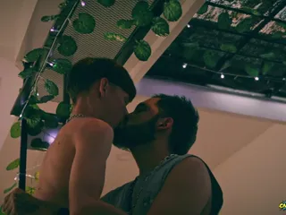 Cu to latino camilo brown làm tình petit twink jacob buccella bareback cho anh ta một khuôn mặt đẹp và trao đổi tinh trong một nụ hôn