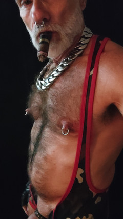 MusclesCigarsFFPig: Ngocok sambil merokok gar