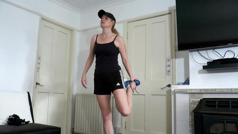 Britishmilf: 继子操继母汗流浃浃的屁股