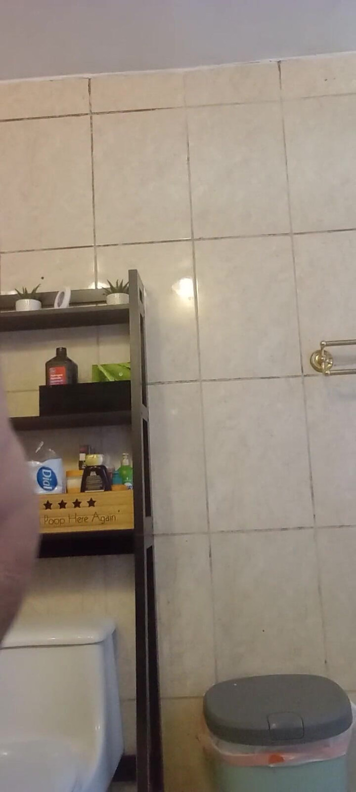 Chubbytits16: Aku lagi pamer pantat bahenolnya sambil bugil!
