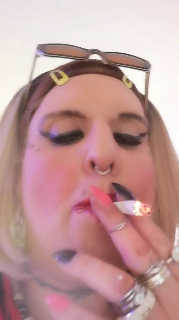 Stefanie Laveire: Loira TS Stefanie fumando 1