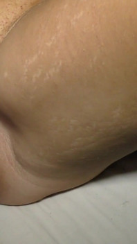 सेक्सी milf(चोदने लायक मम्मी) बड़े पैमाने पर डिल्डो लेती है