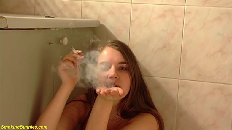 Smoking Bunnies: Tímida menina fumando seu primeiro cigarro