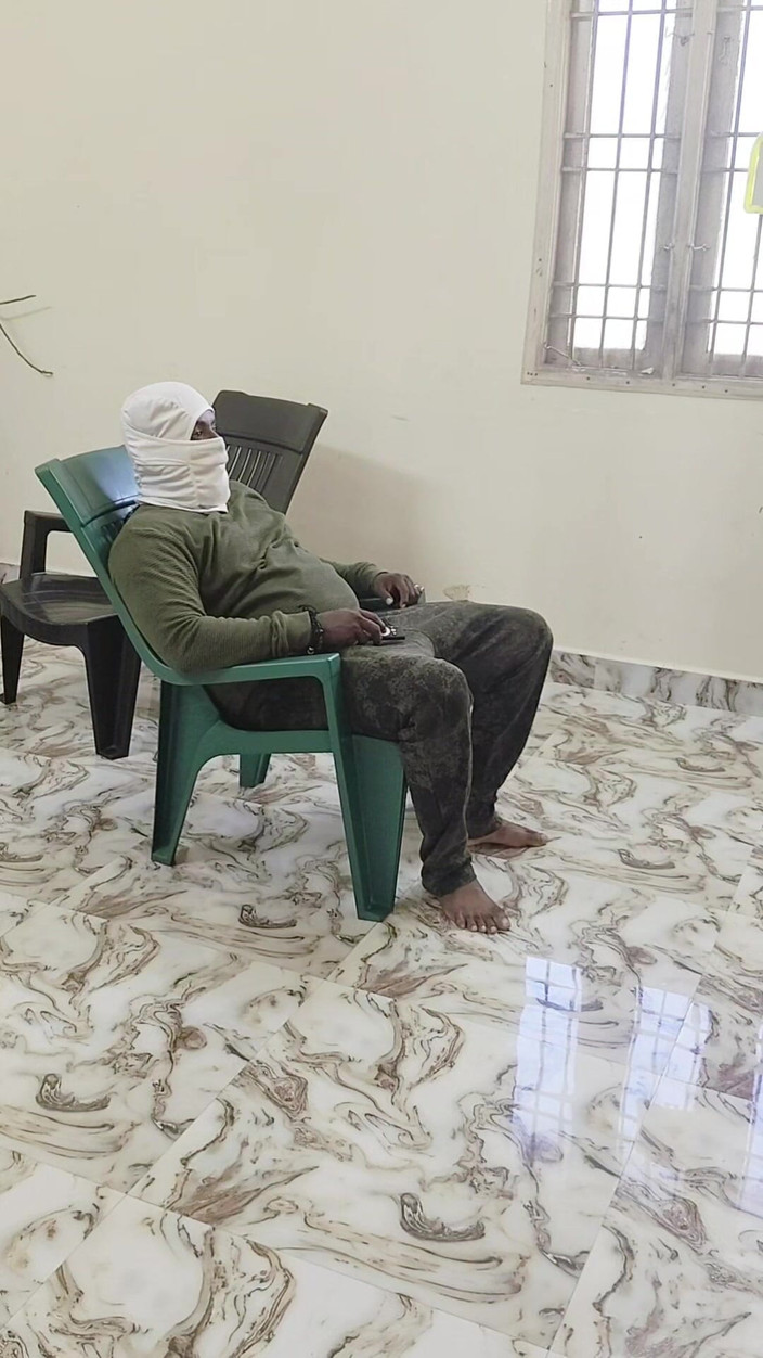 Thesana: Ac mechanik šuká podvádějící manželku, zatímco manžel sleduje televizi