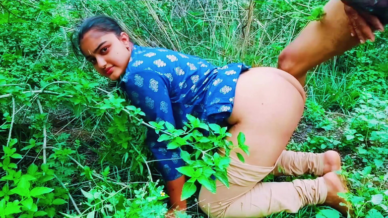 Your_aisha: インディアンビレッジの女の子が初めて彼女のきつい膣を抱く屋外ジャングルセックスビデオ、バイラルMMS XXX動画