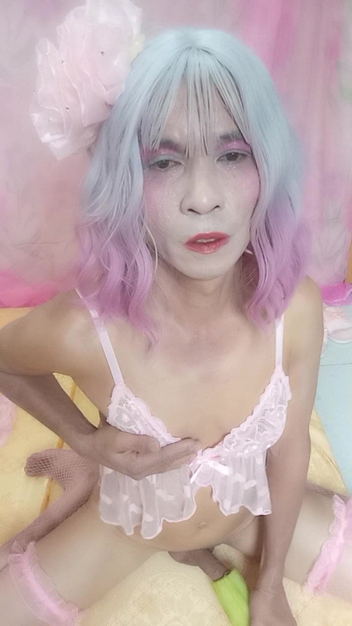nguyen dang thien tri: La transgénero Oanh Le usa un vestido sexy y se...