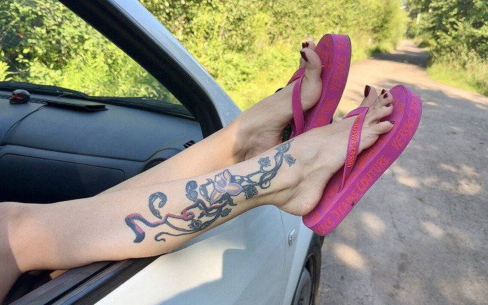 Julia domaina: Des tongs roses sur mes jolis pieds avec de longs...