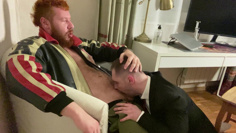 KinkySirius: Partea 1. Kinkysirius în costum se antrenează la maxim cu gura și cu...