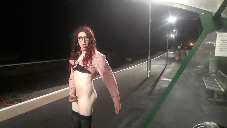 The Midnight Minx: Tren istasyonunda soyunuyor