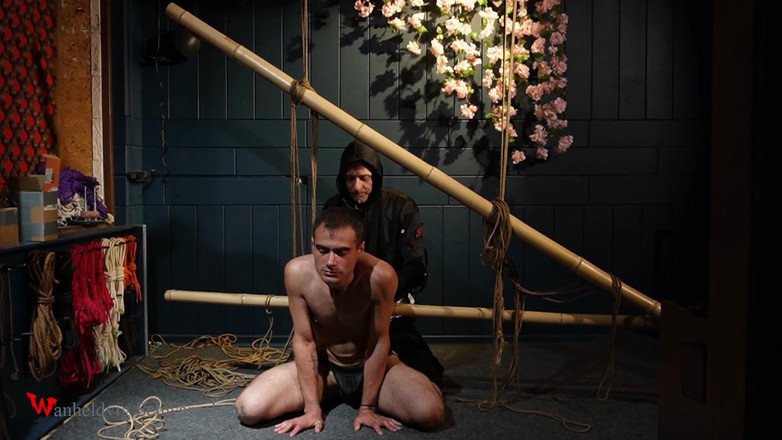 Wanheldvig: Beau Zeus attaché avec des cordes de jute, élégance Shibari dans...