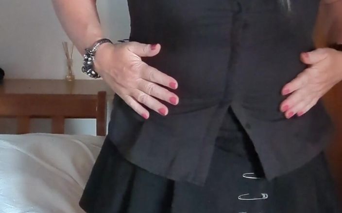 NikkiGee: छोटी स्कर्ट, स्टॉकिंग्स और सेल्फ फेशियल!