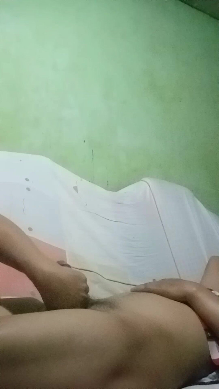 Talahib23: Çiftlikte çalışan genç bir adamın şişman penisi